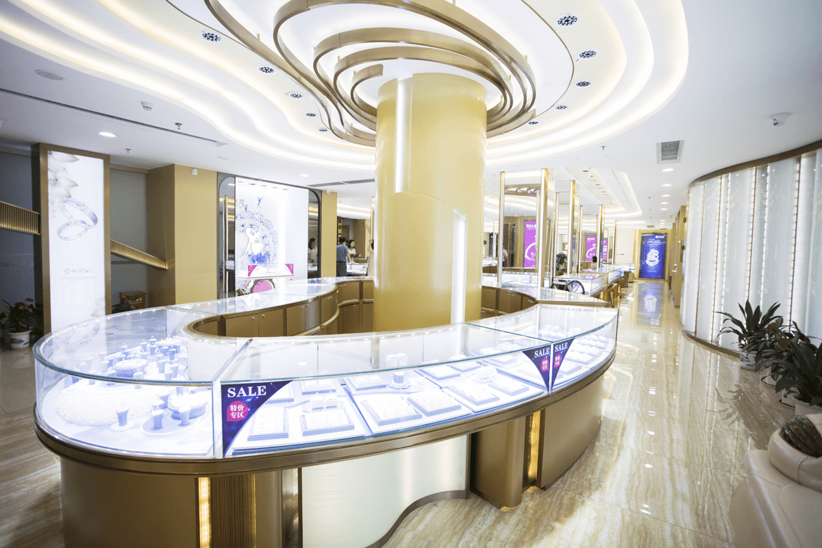 2018年8月，金至福运营中心全面升级，镶嵌现货服务中心扩展至4000平方，建立品牌形象示范展厅